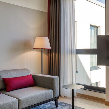 Intercityhotel Berlin Airport Ber Terminal 1 & 2 Schönefeld Εξωτερικό φωτογραφία The interior of a room at the hotel