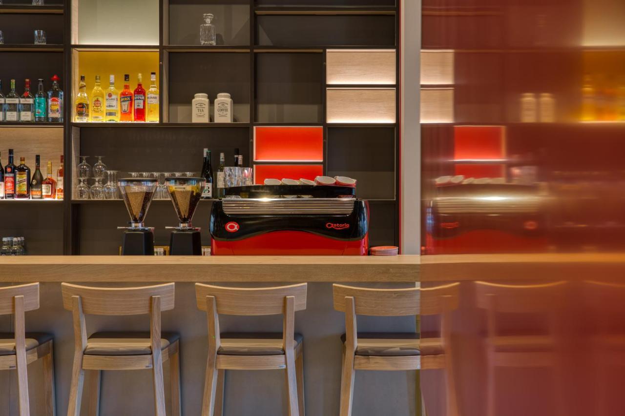 Intercityhotel Berlin Airport Ber Terminal 1 & 2 Schönefeld Εξωτερικό φωτογραφία The bar of the hotel