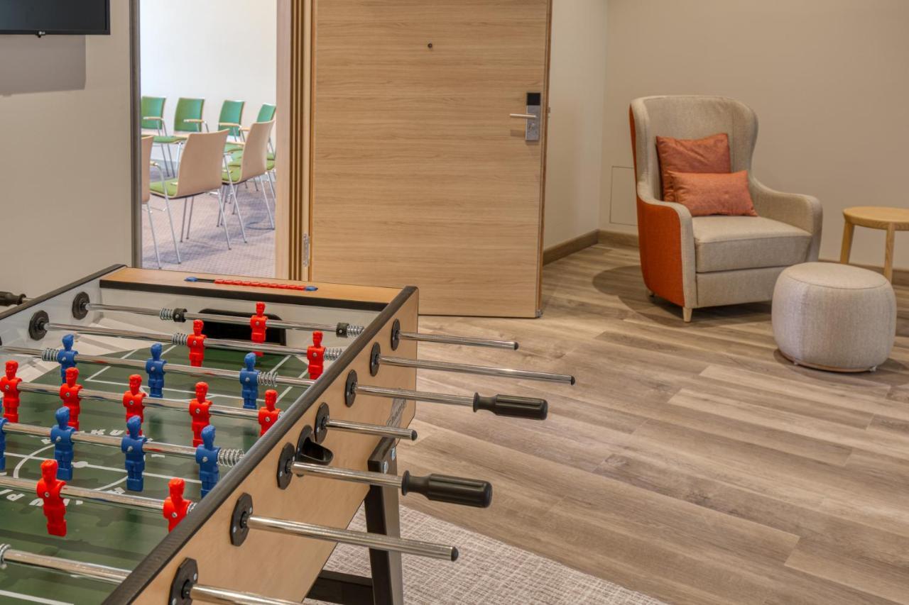 Intercityhotel Berlin Airport Ber Terminal 1 & 2 Schönefeld Εξωτερικό φωτογραφία The table football table in the room