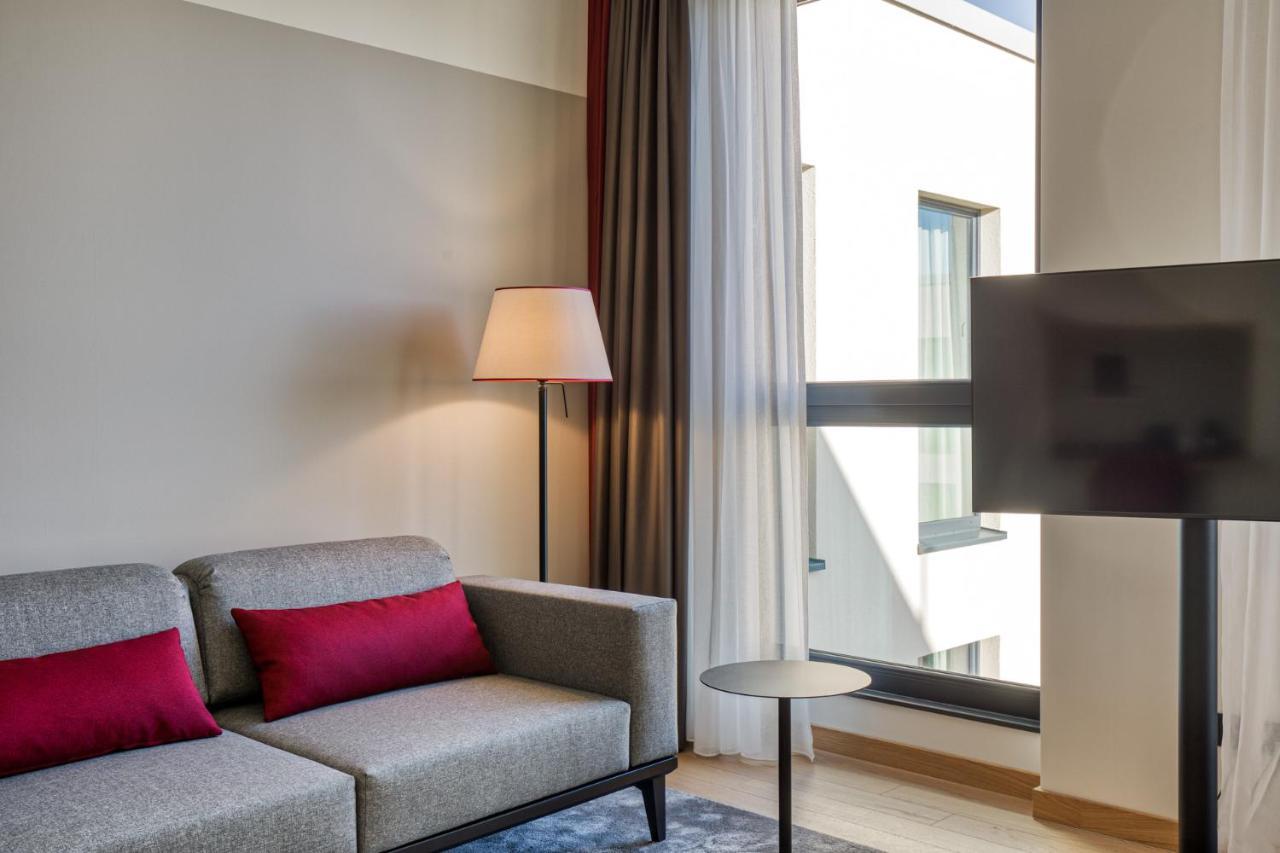 Intercityhotel Berlin Airport Ber Terminal 1 & 2 Schönefeld Εξωτερικό φωτογραφία The interior of a room at the hotel